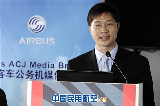 金鹿公務(wù)航空有限公司市場(chǎng)銷(xiāo)售部總經(jīng)理方真輝介紹金鹿空客公務(wù)機的運營(yíng)情況。 金鹿公務(wù)航空有限公司市場(chǎng)銷(xiāo)售部總經(jīng)理方真輝介紹金鹿空客公務(wù)機的運營(yíng)情況。